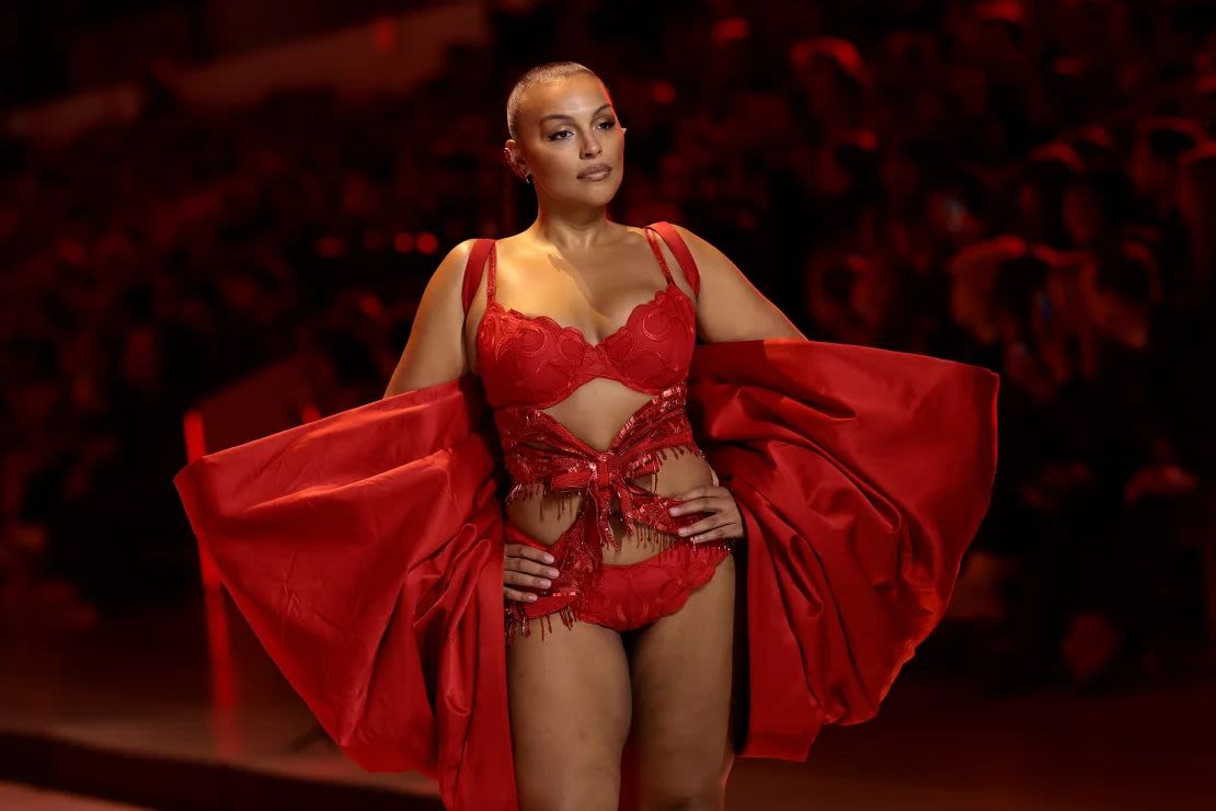 Paloma Elsesser desfila en el Victoria's Secret Fashion Show 2024. (Foto: Dimitrios Kambouris/Getty Images).