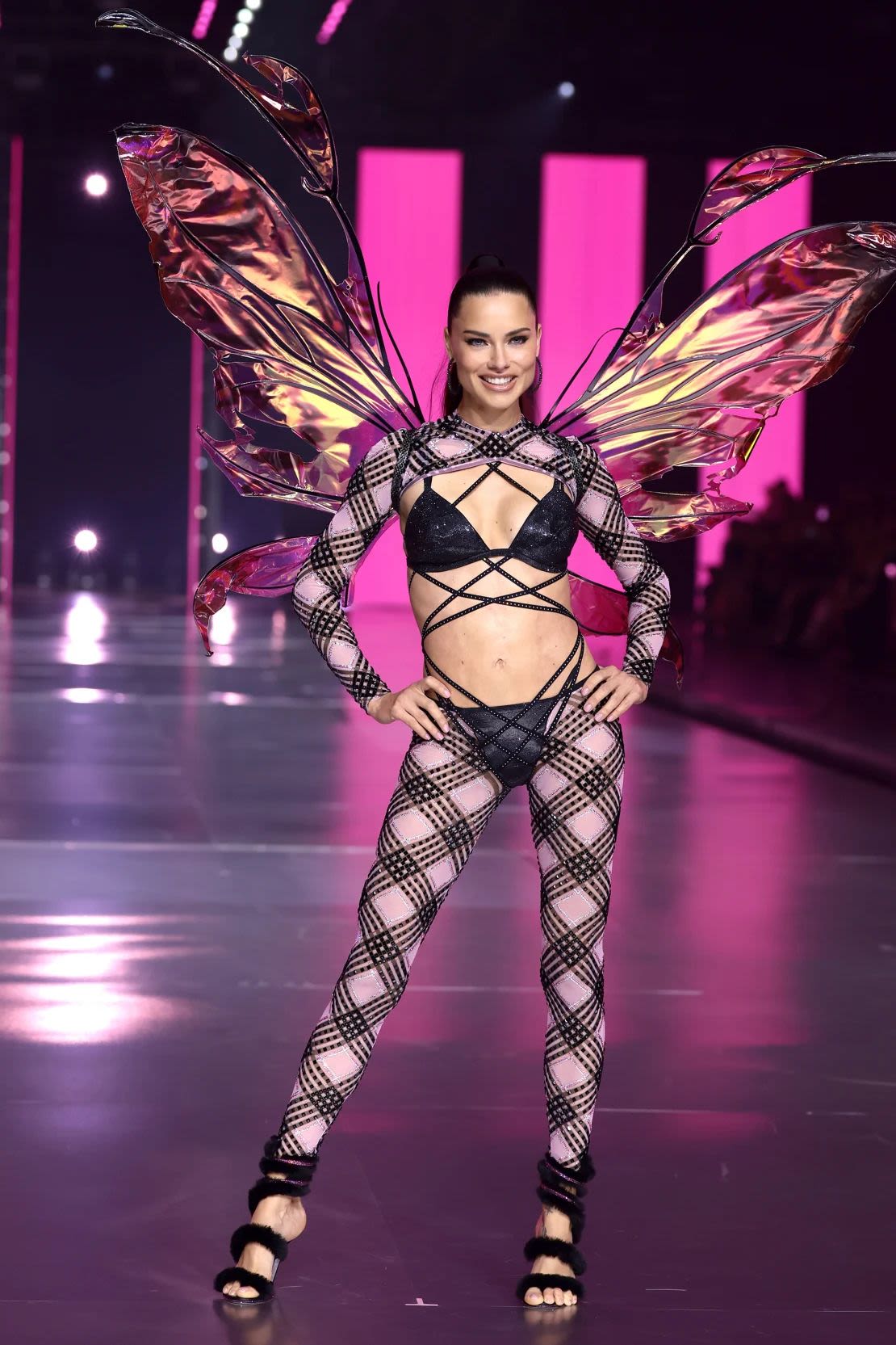 Adriana Lima camina por la pasarela del desfile de modas de Victoria's Secret 2024. (Foto: Dimitrios Kambouris/Getty Images).