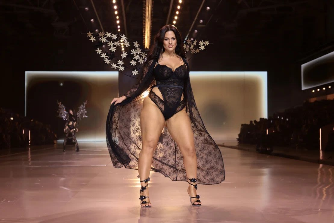 Ashley Graham camina por la pasarela del desfile de modas de Victoria's Secret 2024. (FotoDimitrios Kambouris/Getty Images).