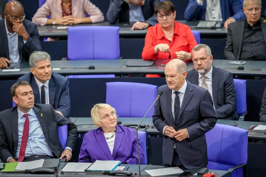 El canciller federal Olaf Scholz habla en el Bundestag como diputado el 10 de octubre de 2024.