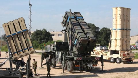 Soldados israelíes caminan cerca de un sistema de defensa israelí Iron Dome (izquierda), un sistema de misiles tierra-aire (SAM), el MIM-104 Patriot (centro), y un misil antibalístico, el Arrow 3 (derecha), durante un ejercicio de entrenamiento conjunto con Estados Unidos en el centro de Israel en 2016. Gil Cohen-Magen/AFP/Getty Images