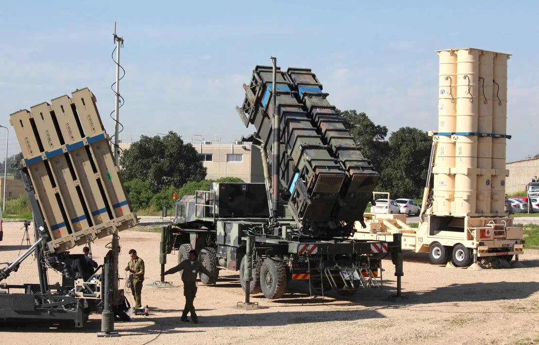 Soldados israelíes caminan cerca de un sistema de defensa israelí Iron Dome (izquierda), un sistema de misiles tierra-aire (SAM), el MIM-104 Patriot (centro), y un misil antibalístico, el Arrow 3 (derecha), durante un ejercicio de entrenamiento conjunto con Estados Unidos en el centro de Israel en 2016.