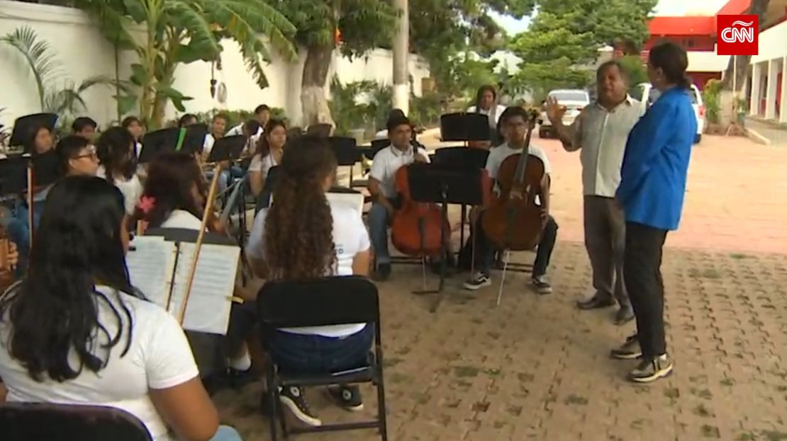 A los días del huracán vinieron algunos compañeritos y empezaron a tocar sus instrumentos y me emocioné y comenzamos a tocar el himno a la alegría”, recuerda Olimpo Pineda.