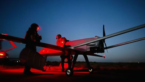 Los preparativos para el lanzamiento de drones se realizan al amparo de la oscuridad, con luces rojas para minimizar las posibilidades de detección por parte de los drones de reconocimiento. Crédito: Sebastian Shukla/Daria Tarasova-Markina/CNN