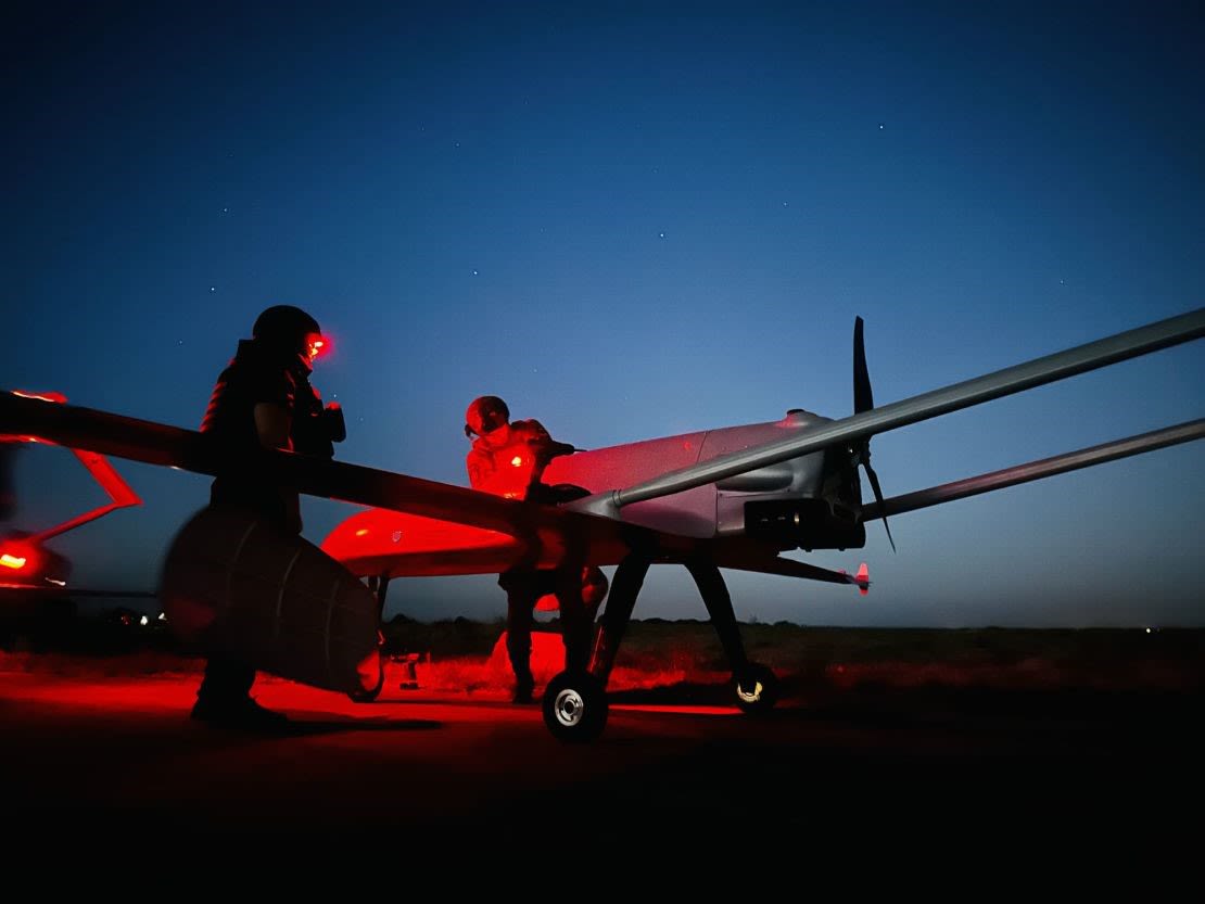 Los preparativos para el lanzamiento de drones se realizan al amparo de la oscuridad, con luces rojas para minimizar las posibilidades de detección por parte de los drones de reconocimiento. Crédito: Sebastian Shukla/Daria Tarasova-Markina/CNN