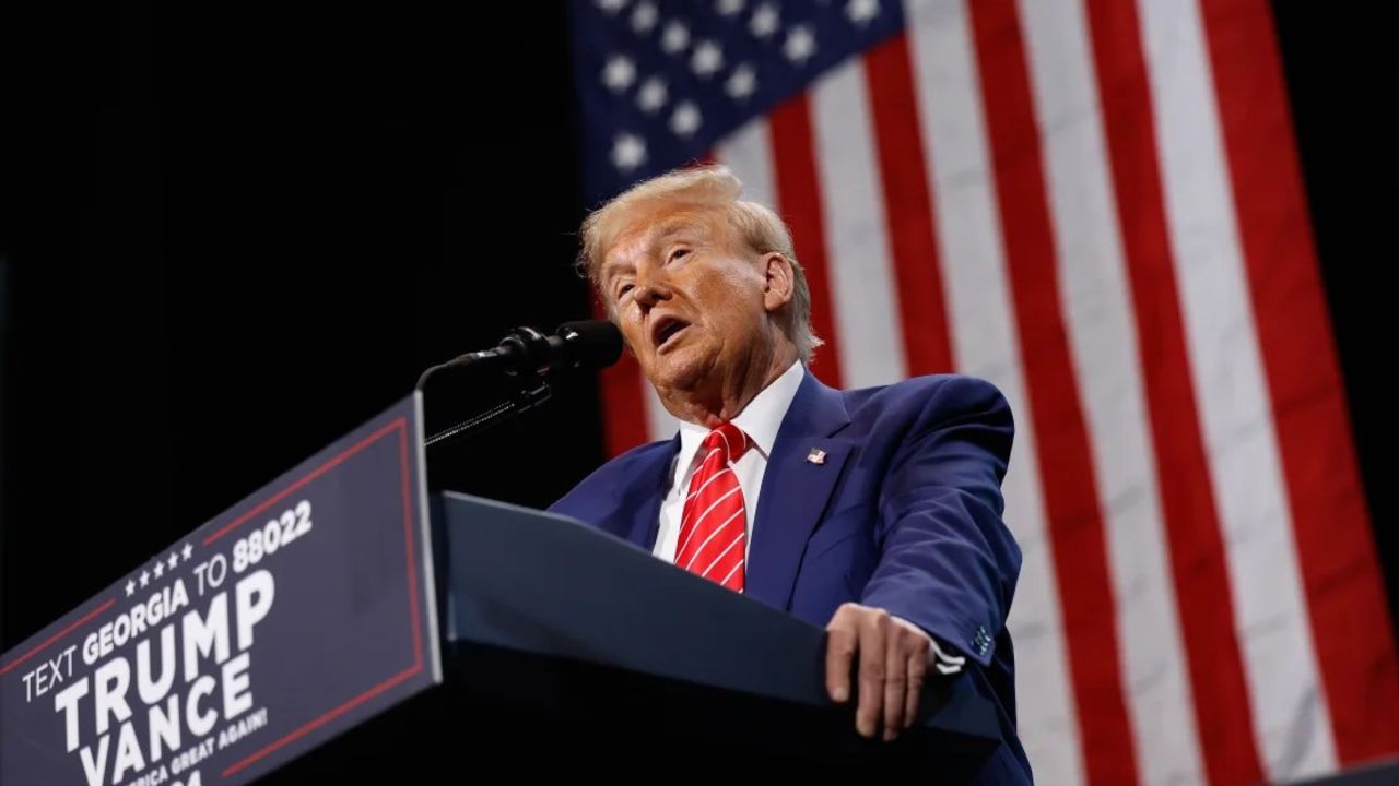 El expresidente de EE.UU. Donald Trump habla durante un mitin de campaña el 15 de octubre de 2024 en Atlanta, Georgia. Crédito: Kevin Dietsch/Getty Images