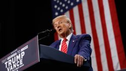 El expresidente de EE.UU. Donald Trump habla durante un mitin de campaña el 15 de octubre de 2024 en Atlanta, Georgia. Crédito: Kevin Dietsch/Getty Images