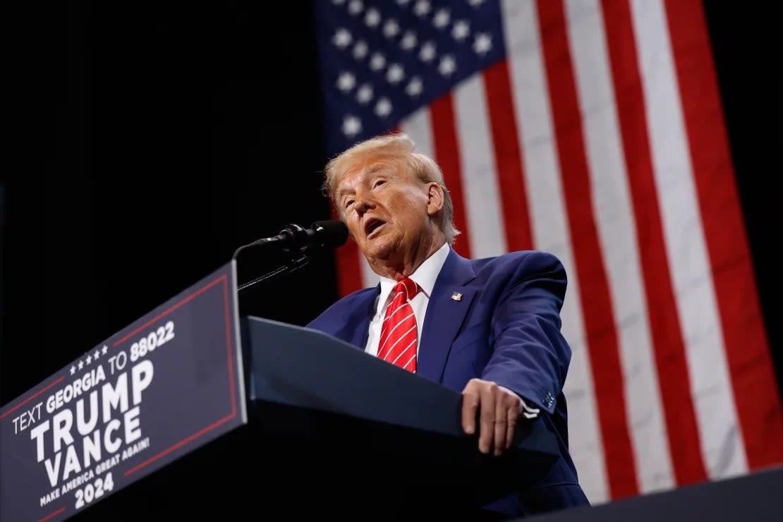 El expresidente de EE.UU. Donald Trump habla durante un mitin de campaña el 15 de octubre de 2024 en Atlanta, Georgia. Crédito: Kevin Dietsch/Getty Images