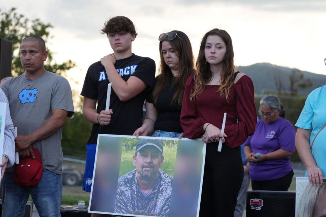 La familia de Johnny Peterson porta una fotografía durante una vigilia con velas convocada para conmemorar a las víctimas de las inundaciones de Helene en Erwin, Tennessee, el jueves 3 de octubre de 2024. Crédito: Saul Young/News Sentinel/USA Today Network/Imagn Images