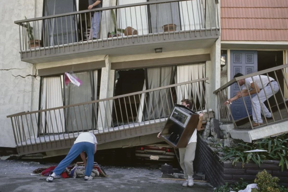 Los residentes limpian el vecindario de Van Nuys después del terremoto de Northridge de 1994 en Los Ángeles el 17 de enero de 1994. Crédito: Vinnie Zuffante/Getty Images.