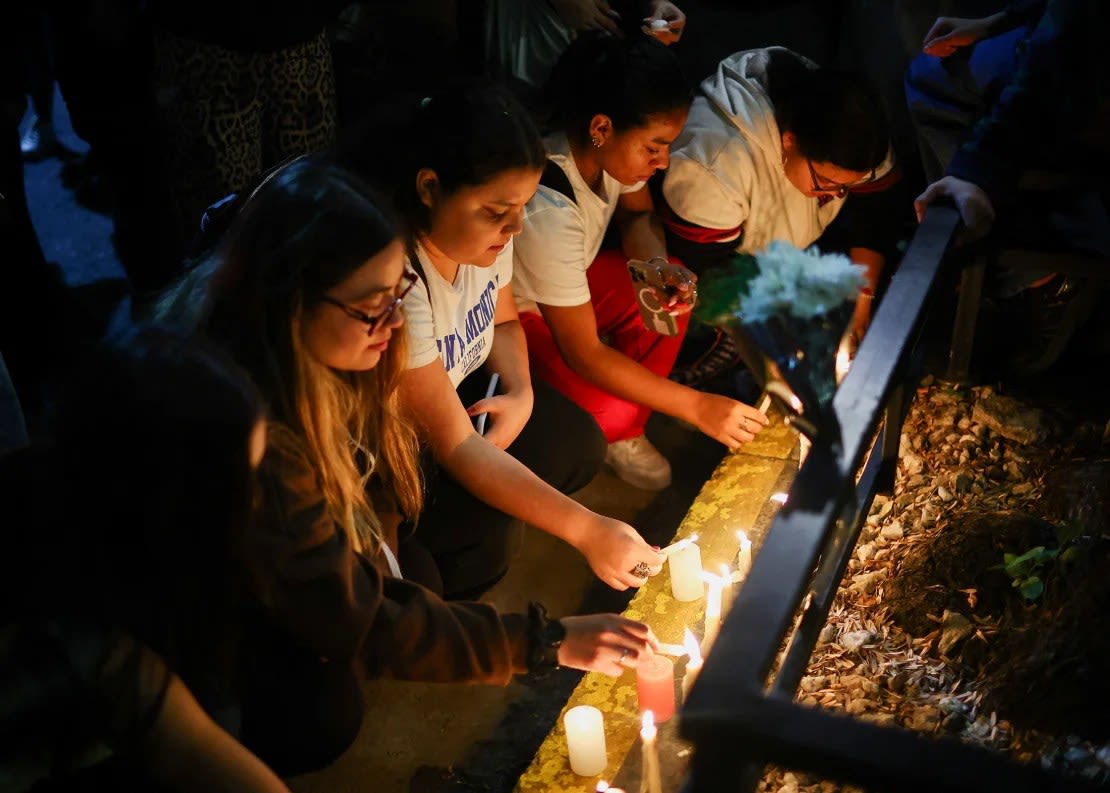 Los fanáticos colocan velas afuera del hotel donde Liam Payne, exmiembro de One Direction, fue encontrado muerto, en Buenos Aires, Argentina, el miércoles.