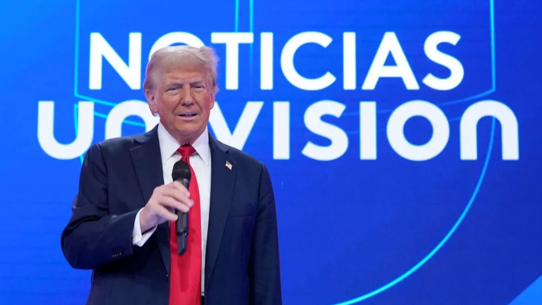 El expresidente Donald Trump habla durante un ayuntamiento de Univision el 16 de octubre de 2024, en Doral, Florida.