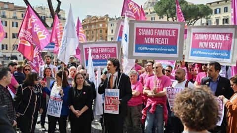 Marco Cappato, un exmiembro italiano del Parlamento Europeo, pronuncia un discurso durante una reunión organizada por familias y asociaciones LGBTQ en apoyo a la gestación subrogada en la Plaza Torre Argentina en Roma, el 5 de abril de 2024.