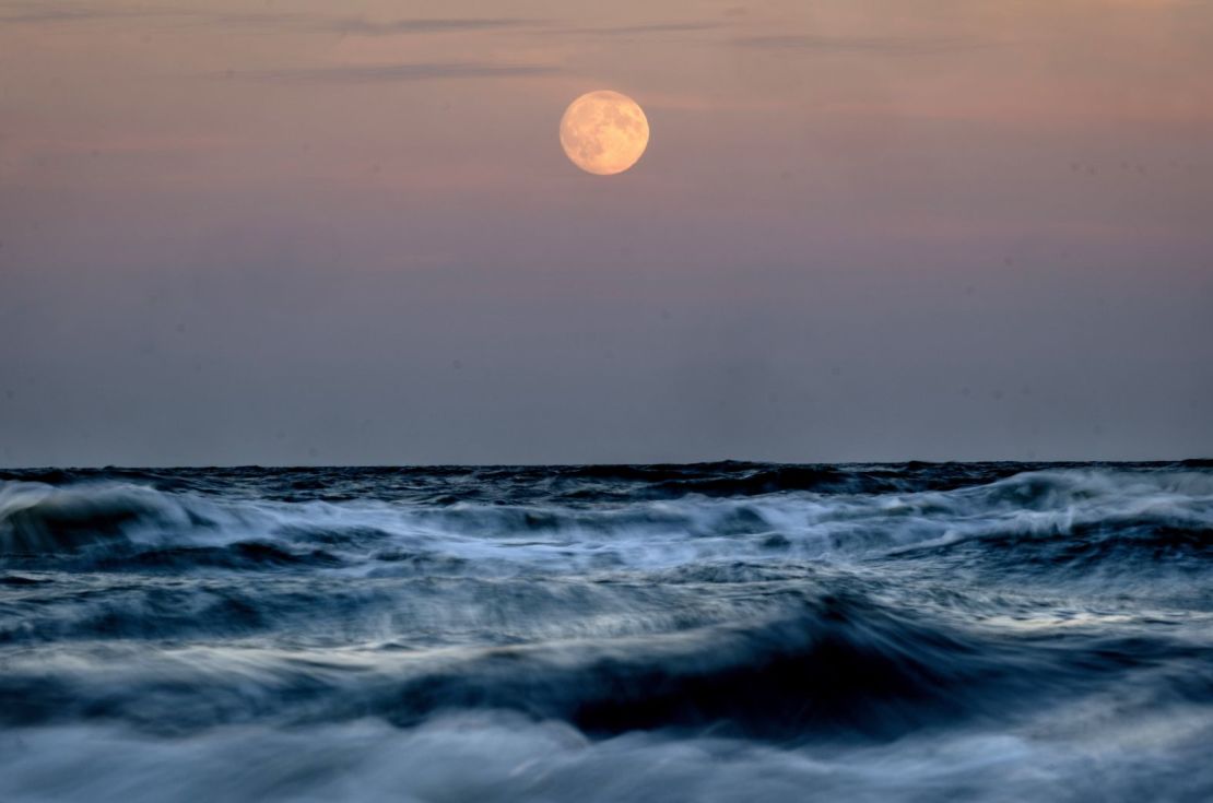 La luna se eleva sobre el mar Báltico en Haffkrug, norte de Alemania, este miércoles.