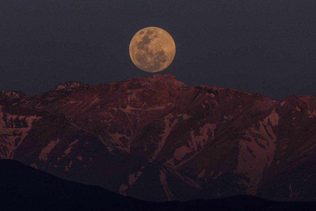 La superluna se eleva sobre la cordillera de los Andes en Santiago, Chile, este miércoles.