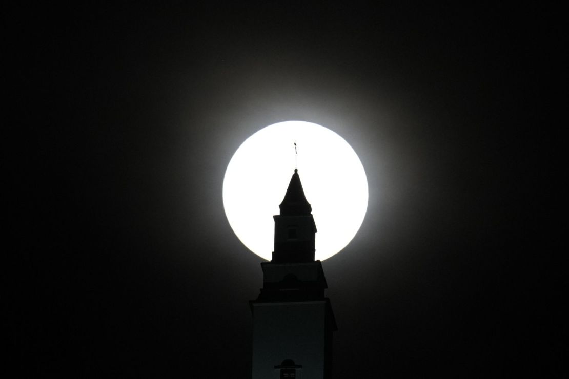 La superluna se cierne sobre una basílica en Bogotá, Colombia, este miércoles.