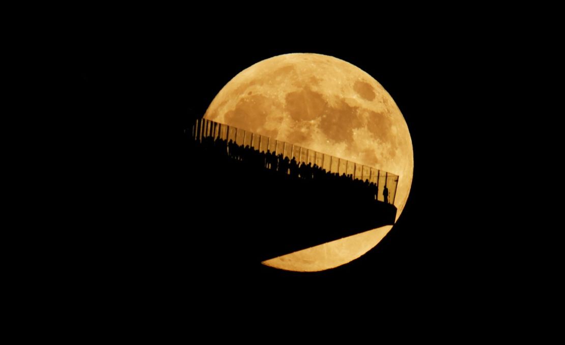 La superluna se eleva detrás de la plataforma de observación al aire libre en Hudson Yards, en Nueva York, vista desde Hoboken, Nueva Jersey, este miércoles.