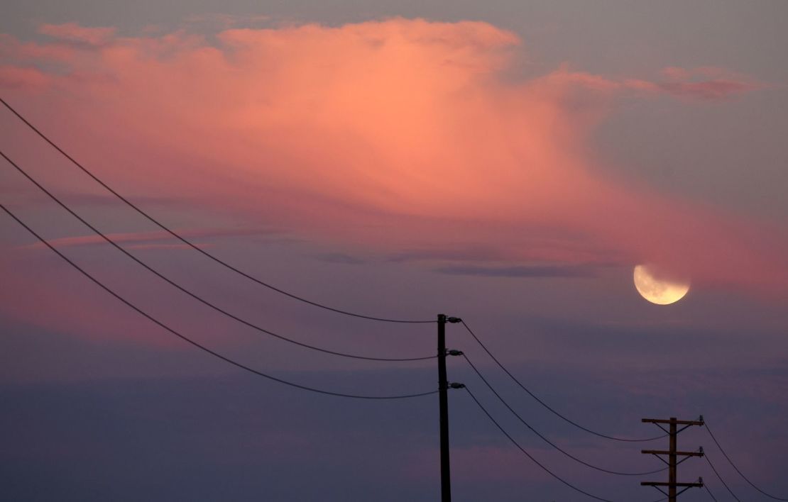 La superluna se eleva cerca de Lancaster, California, el miércoles.