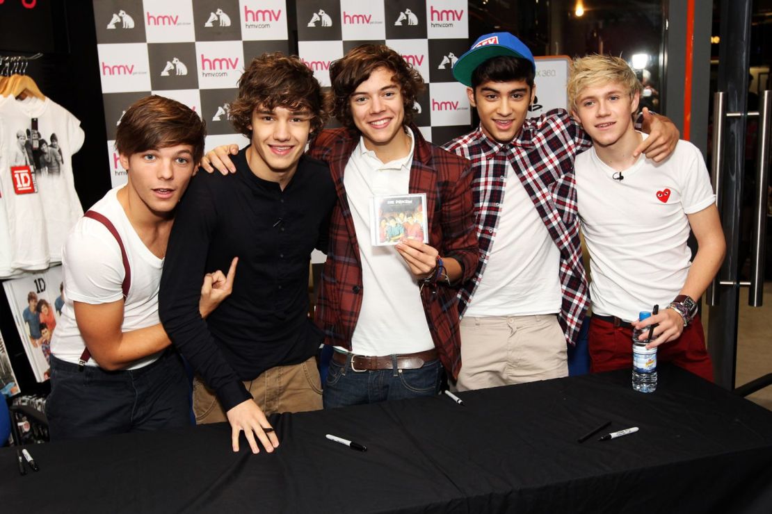 Louis Tomlinson, Liam Payne, Harry Styles, Zayn Malik y Niall Horan firman CD de One Direction en eventos en Glasgow, Manchester y Londres durante un bombardeo mediático el día antes del lanzamiento de su primer sencillo el 12 de septiembre de 2011. (Foto: Dave Hogan/Getty Images).