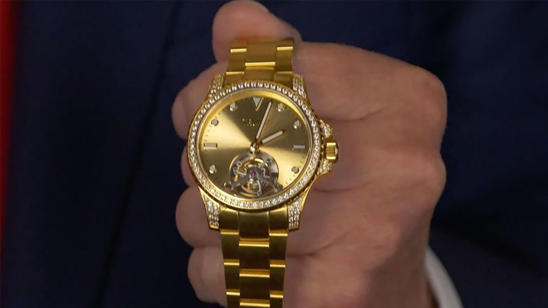 En esta foto de un video promocional, el expresidente Donald Trump sostiene un reloj con la marca Trump. Crédito: TheBestWatchesonEarth LLC