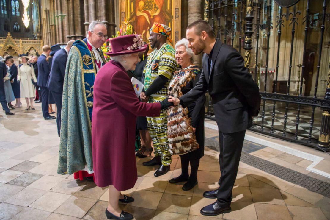 La reina Isabel II se reúne con el cantante británico Liam Payne después del Servicio de la Commonwealth en la Abadía de Westminster el 12 de marzo de 2018 en Londres, Inglaterra. (Foto: Paul Grover - Pool/Getty Images).