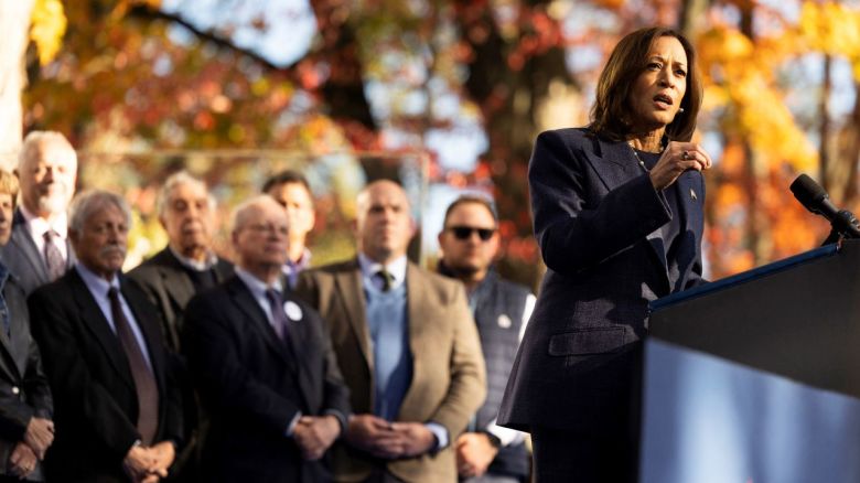 La vicepresidenta de Estados Unidos y candidata presidencial demócrata Kamala Harris habla en un acto de campaña en el Parque Histórico Washington Crossing con republicanos que la apoyan en Washington Crossing, Pensilvania, el 16 de octubre de 2024. Crédito: RYAN COLLERD/AFP via Getty Images