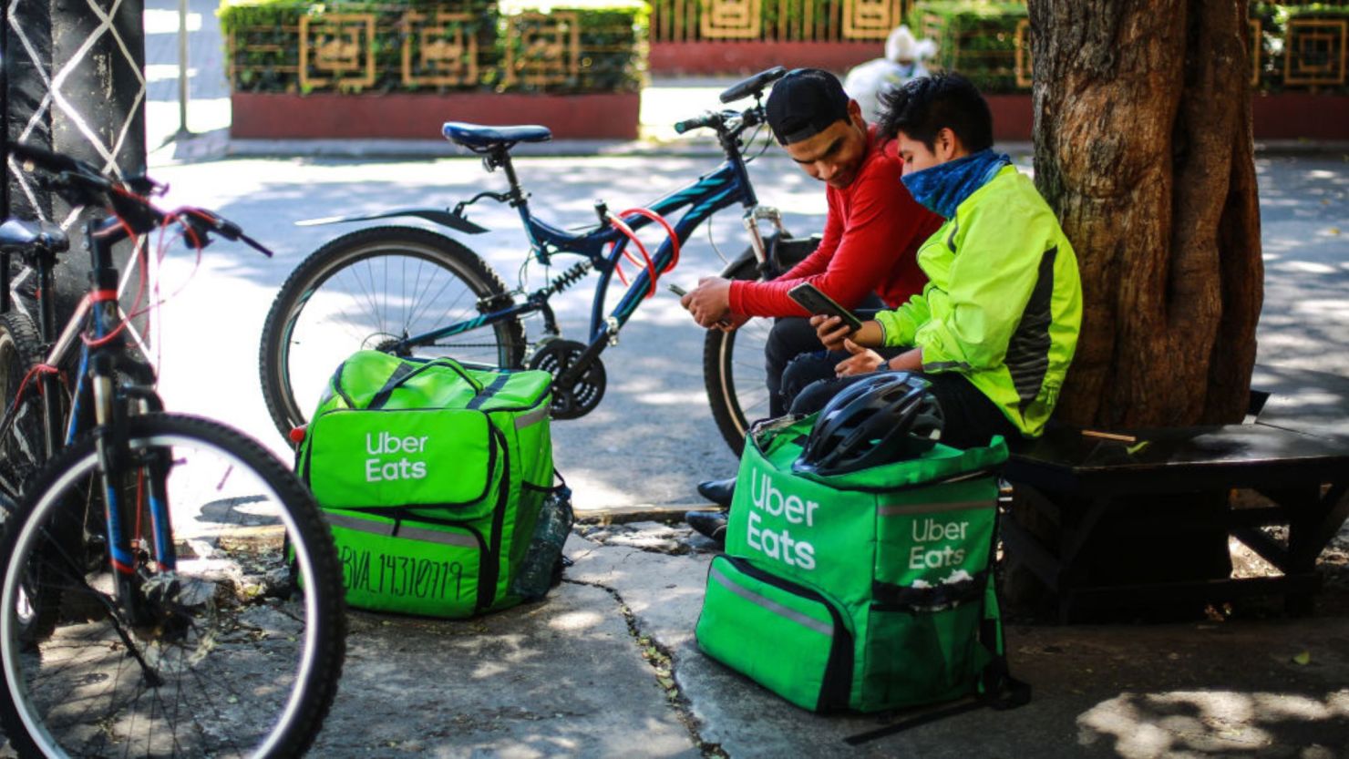 Repartidores de apps de alimentos esperan servicios en el barrio Condesa durante la pandemia de covid-19 el 26 de marzo de 2020 en la Ciudad de México, México.