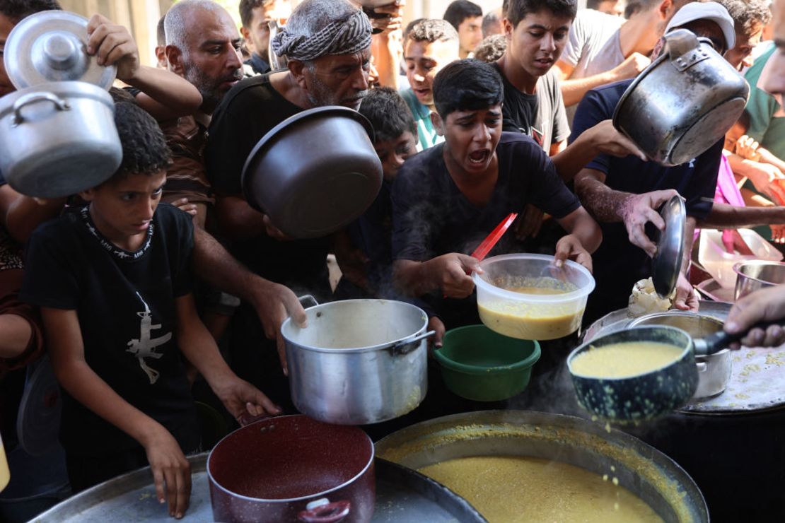 Palestinos desplazados hacen cola para recibir raciones de comida, ofrecidas por una organización benéfica, en el campo de refugiados de Al-Shati, en Gaza, el 17 de octubre de 2024. Crédito: OMAR AL-QATTAA/AFP vía Getty Images