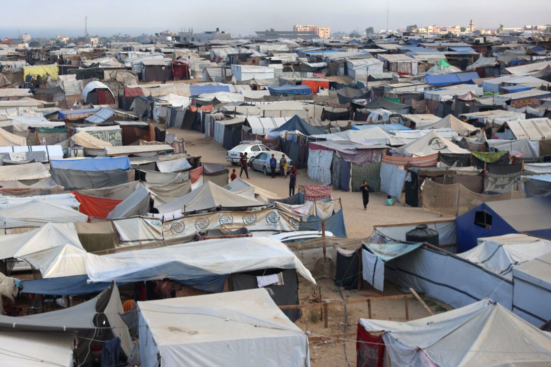 Vista general de tiendas de campaña que albergan a palestinos desplazados en Khan Younis, en el sur de Gaza, el 17 de octubre de 2024. Crédito: BASHAR TALEB/AFP vía Getty Images