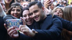 Liam Payne de One Direction se toma una selfie con sus fans en 2014 en Sídney, Australia.