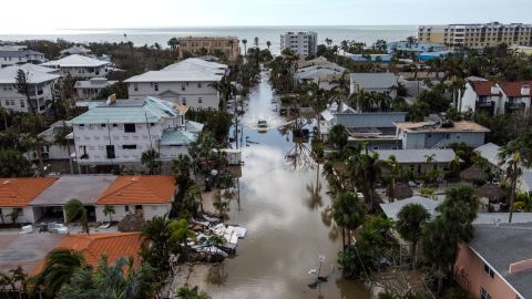 En esta fotografía aérea, un vehículo circula por una calle inundada tras el paso del huracán Milton, en Siesta Key, Florida, el 10 de octubre de 2024.