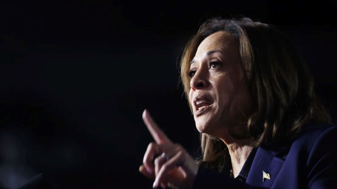 La vicepresidenta Kamala Harris habla en un mitin en el Resch Expo el 17 de octubre de 2024 en Green Bay, Wisconsin.