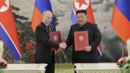 El líder norcoreano Kim Jong Un y el presidente de Rusia Vladimir Putin se dan la mano después de firmar un acuerdo de asociación estratégica integral en Pyongyang, Corea del Norte, en junio de este año.