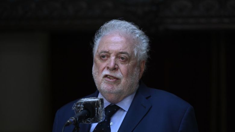 Ginés González García habla con la prensa en el edificio del Congreso en Buenos Aires el 10 de diciembre de 2020. Juan Mabromata/AFP/Getty Images