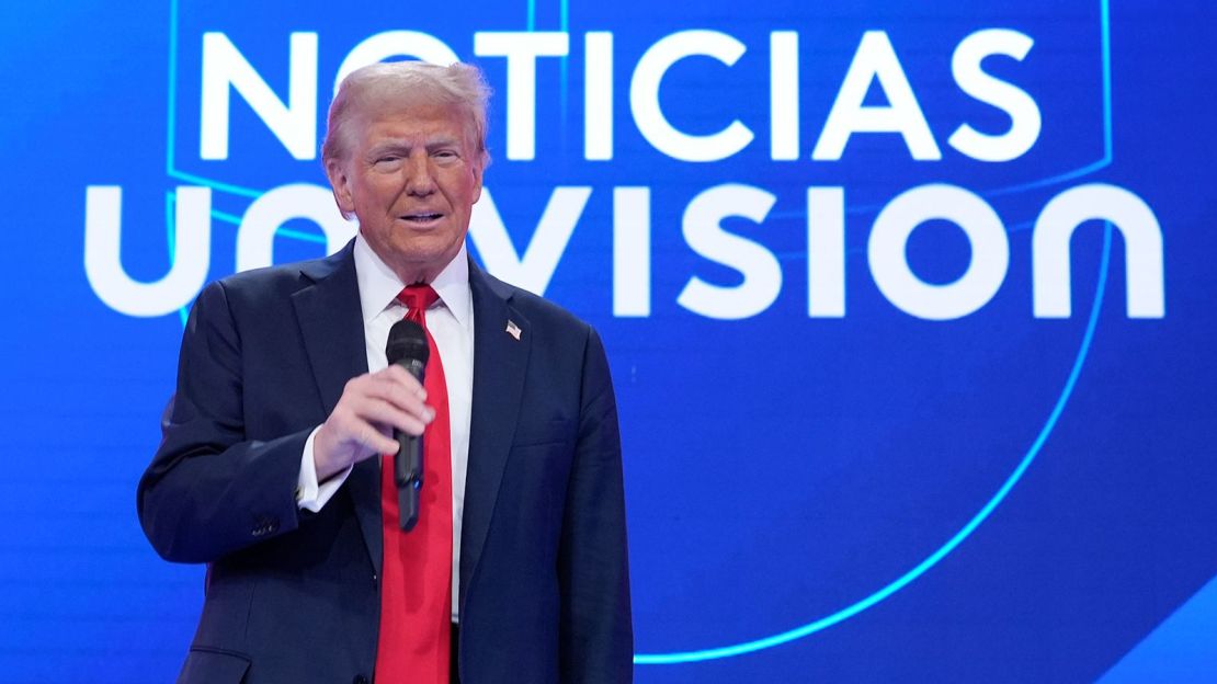 El expresidente Donald Trump habla durante una reunión de Univision el 16 de octubre de 2024 en Doral, Florida.