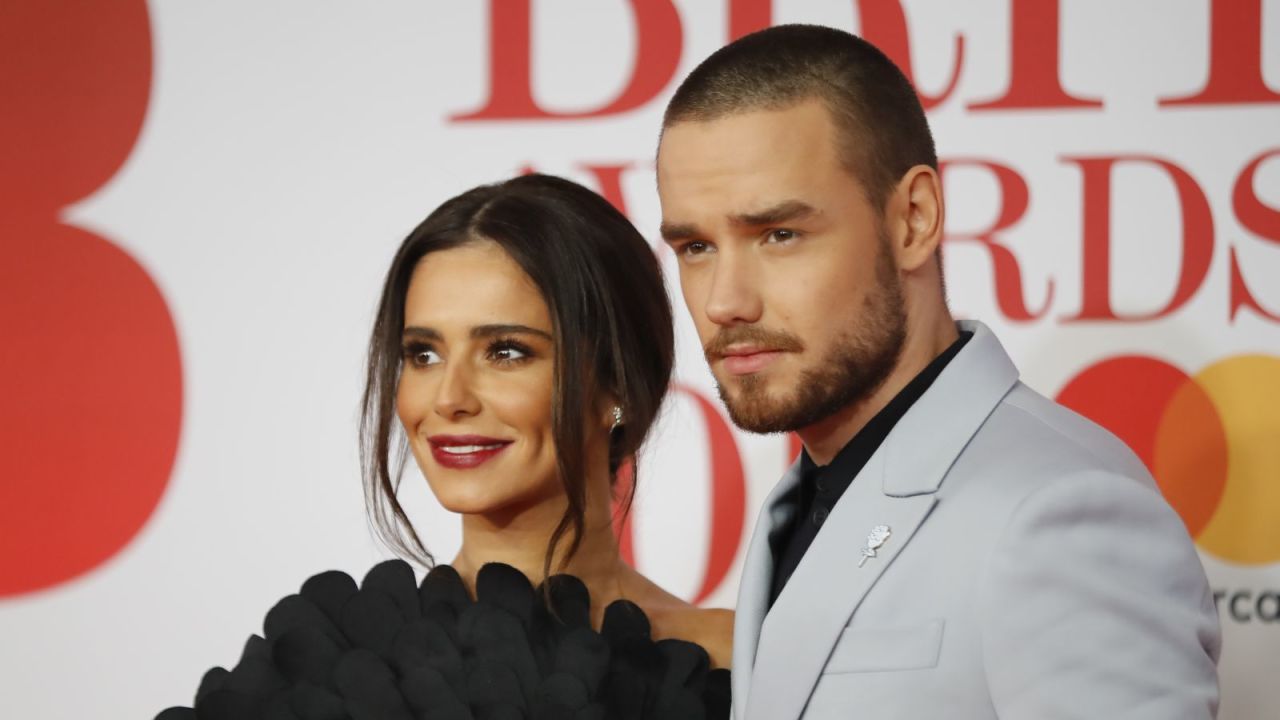 El cantautor británico Liam Payne y su pareja Cheryl posan en la alfombra roja a su llegada a los premios BRIT 2018 en Londres el 21 de febrero de 2018.