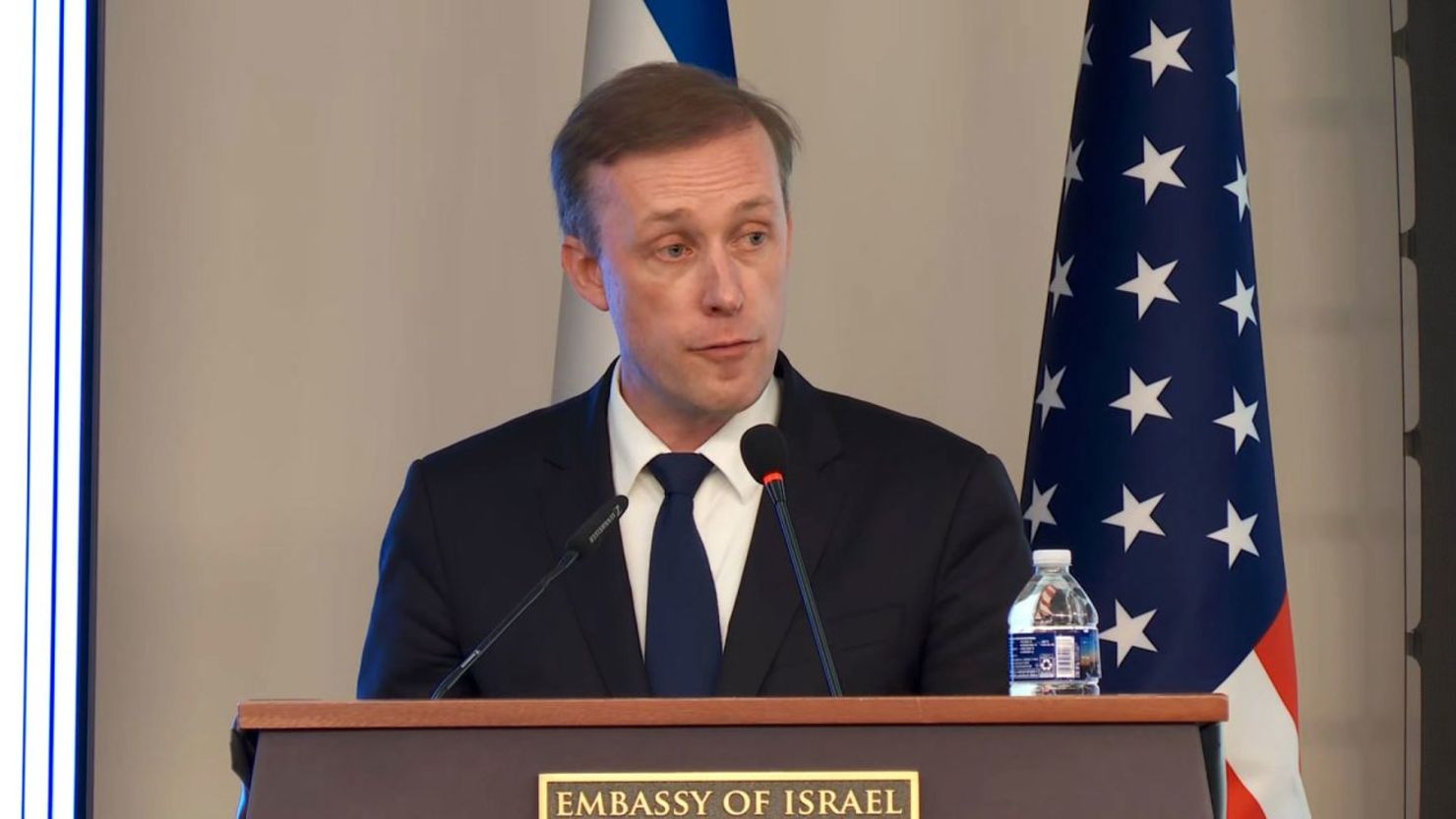 El asesor de seguridad nacional de la Casa Blanca, Jake Sullivan, habla durante un evento en la Embajada de Israel en Washington, con motivo del aniversario del 7 de octubre. Crédito: CNN