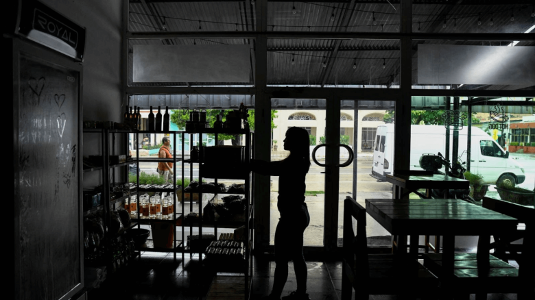 Una mujer trabaja en un restaurante durante un apagón en La Habana, Cuba, el jueves.