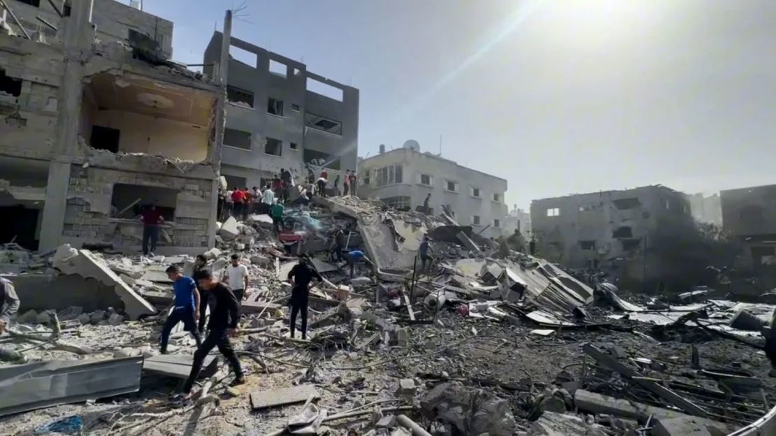 Palestinos observan la destrucción después de un ataque aéreo israelí en el vecindario de Al-Nazla, en Jabalya, al norte de Gaza, el domingo. (Obtenido por CNN).