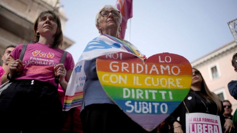 Una mujer muestra un cartel que dice "lo gritamos desde el corazón, ahora derechos" durante una conferencia de prensa a favor de la gestación subrogada en Roma, el martes 15 de octubre de 2024.