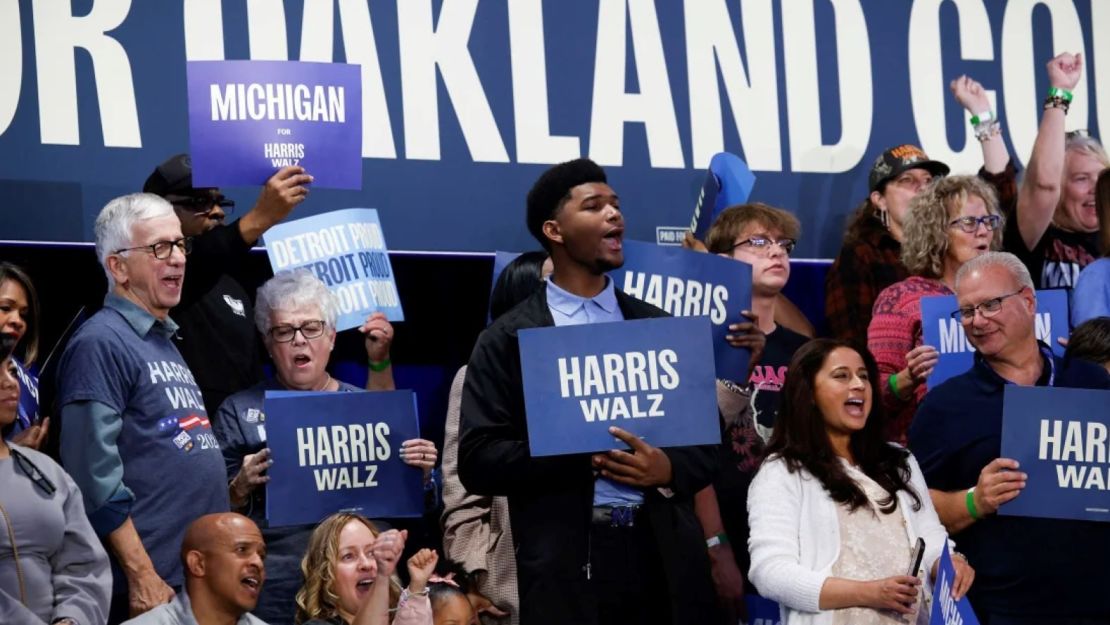 Harris habla en un evento de campaña en Waterford Township, Michigan, el 18 de octubre de 2024.