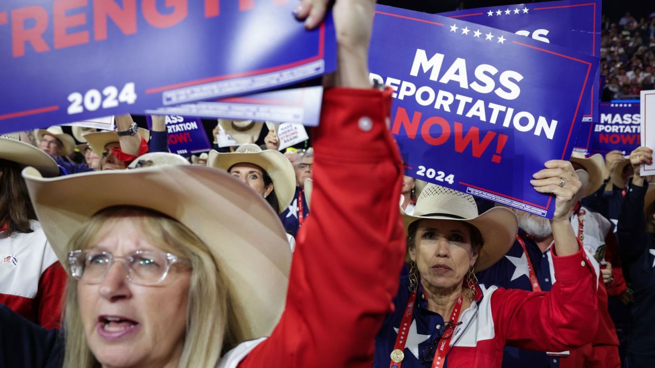 En respuesta a las frecuentes promesas de campaña del expresidente Donald Trump, las multitudes que asistieron a la Convención Nacional Republicana en julio ondearon carteles que decían "¡Deportación masiva ahora!"