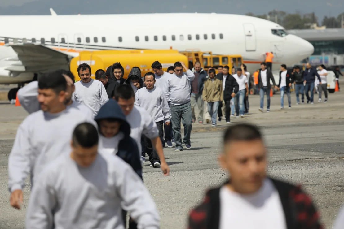 Inmigrantes deportados de Estados Unidos llegan a la Ciudad de Guatemala en un vuelo de deportación de ICE el 9 de febrero de 2017.