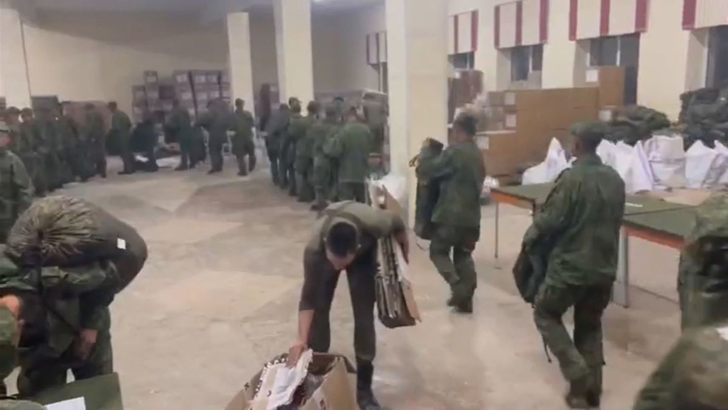 Soldados reciben uniformes y equipamiento rusos en el campo de entrenamiento Sergeevka, en el lejano oriente de Rusia