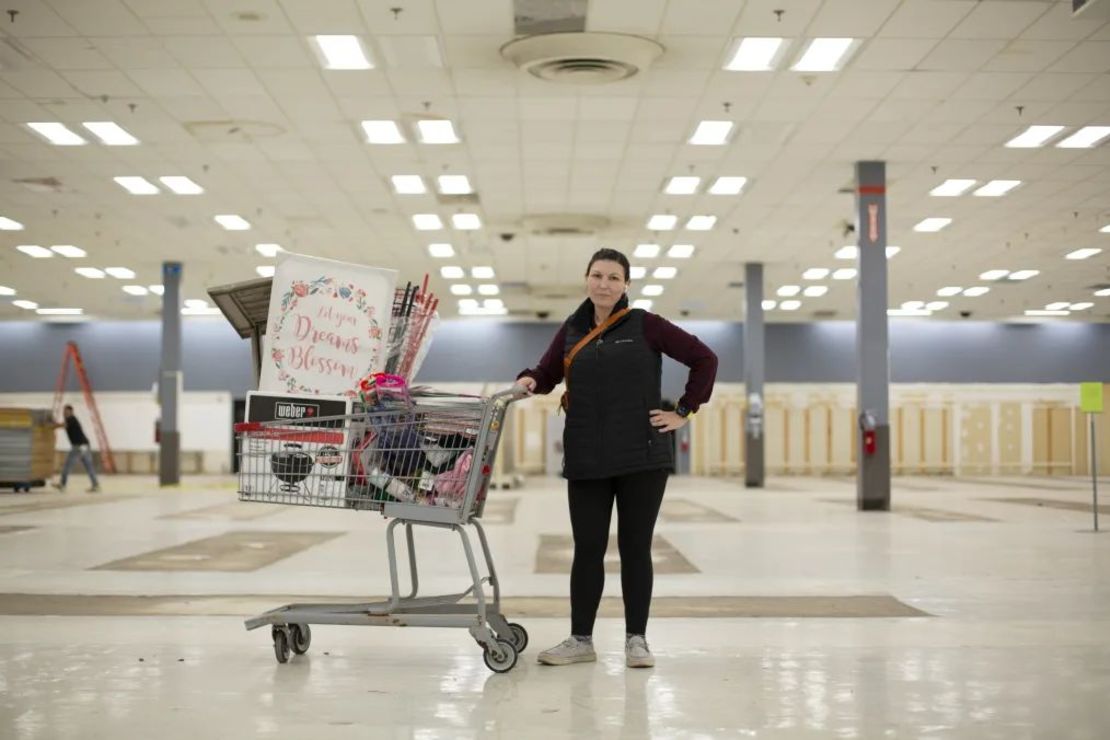 Jessica Cohan posa para un retrato con su carrito de compras lleno.