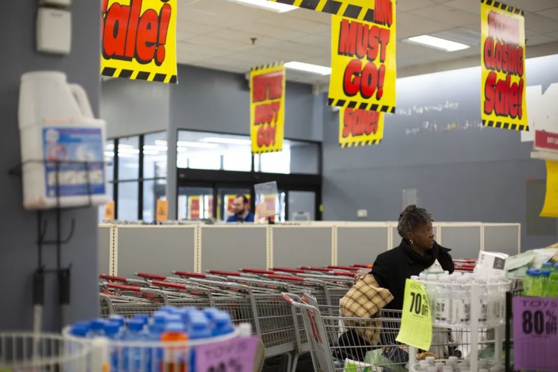 Después de comprar, Sarah Bullock va a pagar en el Kmart de Bridgehampton.