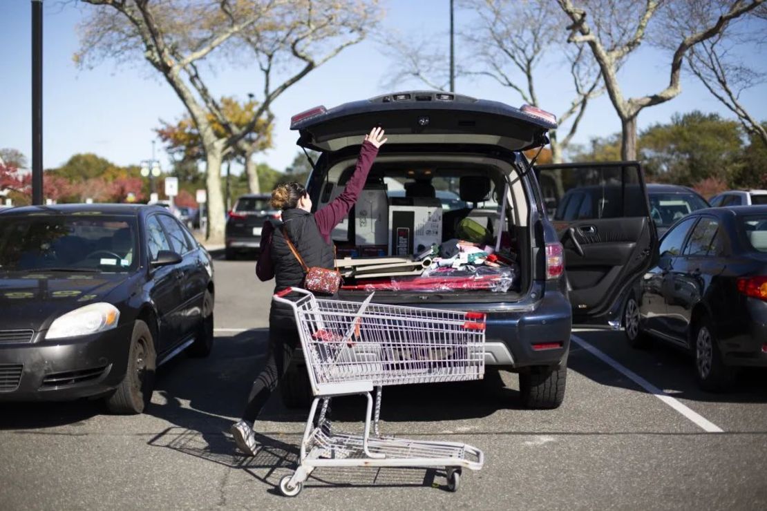 Jessica Cohan llena su coche con sus compras en la venta de liquidación del Kmart de Bridgehampton.