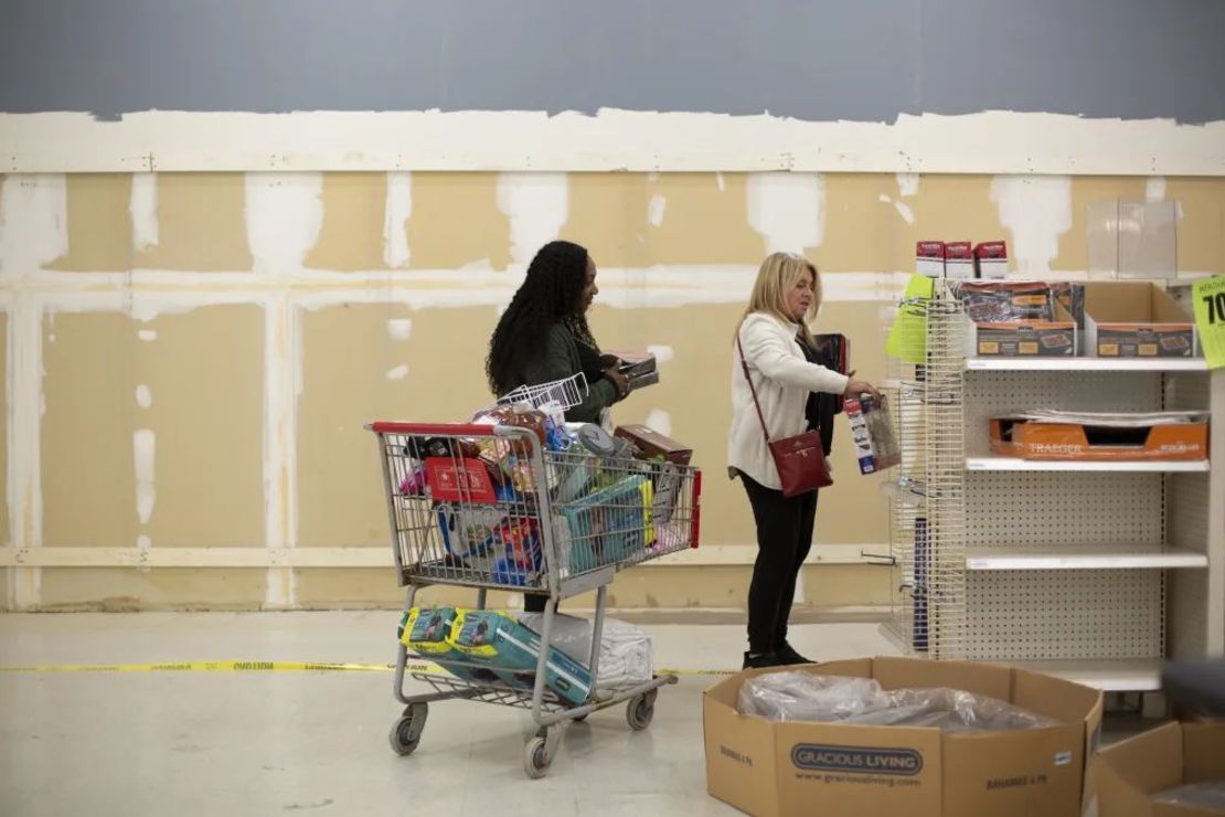 Shahlise Cherry y su amiga Deborah Arnone continúan revisando los estantes que se vacían rápidamente en el Kmart de Bridgehampton, Nueva York.