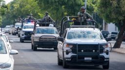 Tropas de la Guardia Nacional patrullan una calle después de los disparos que recibió el edificio del periódico El Debate durante una pelea de pandillas en Culiacán, estado de Sinaloa, México, el 18 de octubre de 2024. Crédito: IVAN MEDINA/AFP vía Getty Images