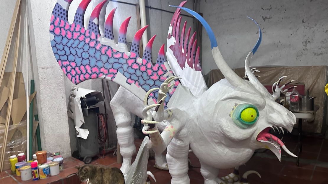 Alebrije en el taller de la familia Linares antes de ser terminado para el desfile del 19 de octubre de 2024 en la CDMX. Tardaron aproximadamente dos meses en hacerlo. (Foto: Paulina Nares).